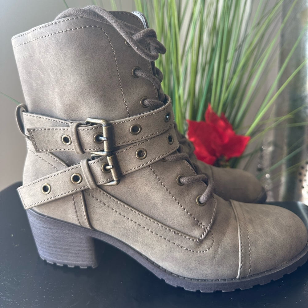 Report Women's Combat Boots 8.5 Winter Casual Lace up double belt